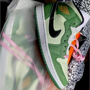 Dutch Green Jordan 1 mid